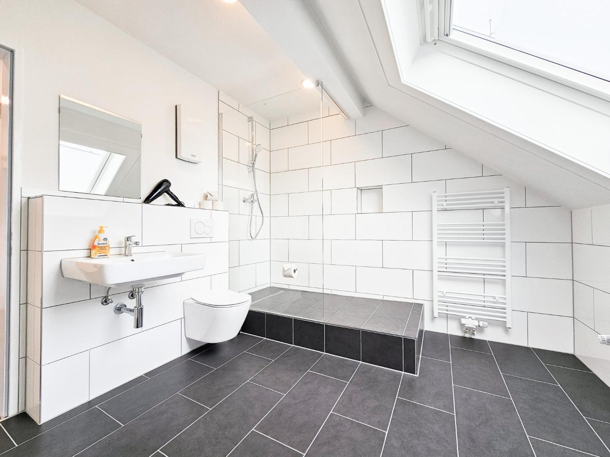 Raj Living - City Center Apartments With 5 Rooms - 10 Min Messe Dus Düsseldorf Exteriör bild